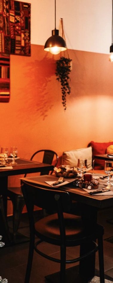 Kilim et lumière chaude au-dessus des tables