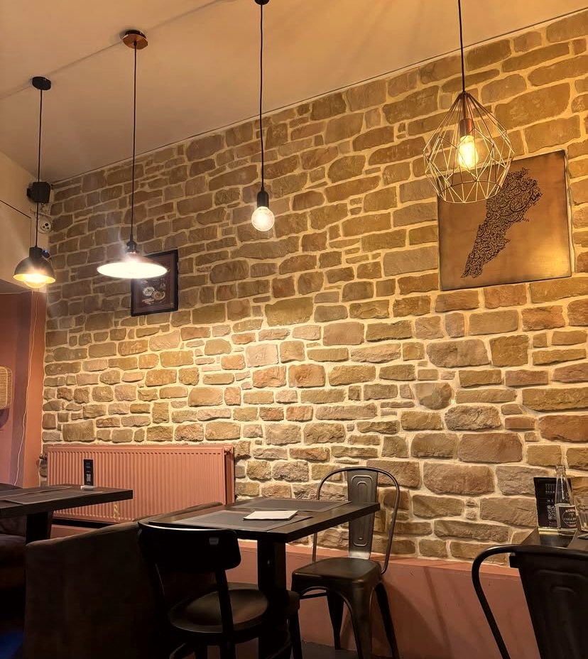 Mur de pierre, suspensions et carte du Liban